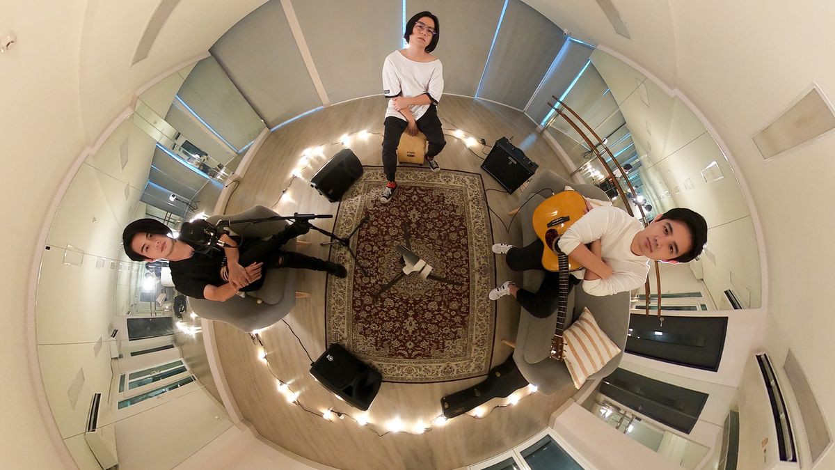 ดู  MV  “พอสักที”  แบบหมุนได้!! “LIPSMOOTH” เปิดประสบการณ์ใหม่ Acoustic Live 360°”  